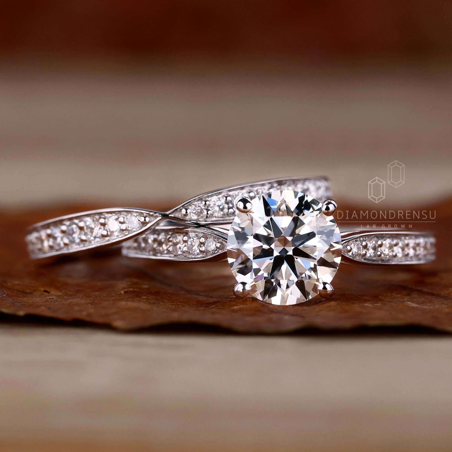 round cut lab grown diamond wedding set