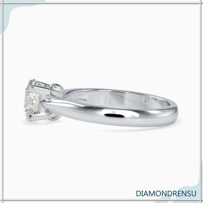 Diamond ring round brilliant cut, showcasing a flawless design.
