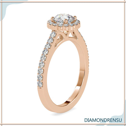 Diamond ring round brilliant cut with exceptional clarity and brilliance.
